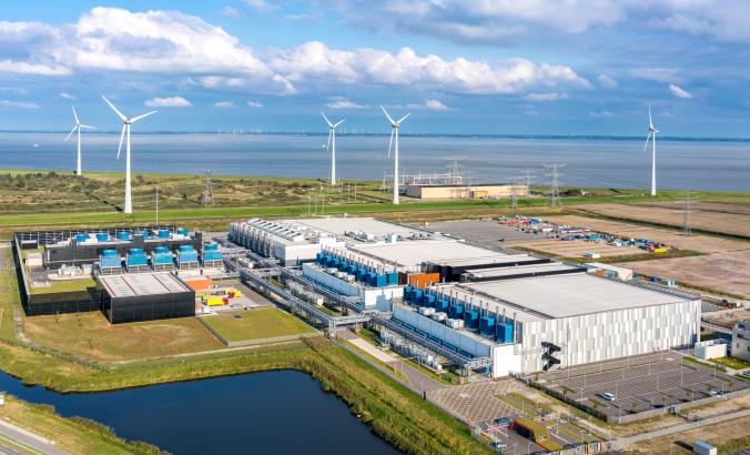 风力涡轮机在荷兰数据中心Google的Eemshaven附近旋转。 