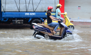 一场雨后被淹的河内街道