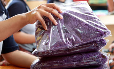 一家纺织厂正在对服装产品进行分类