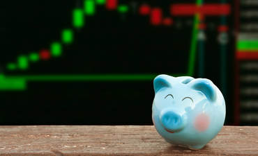 Piggybank在桌子上