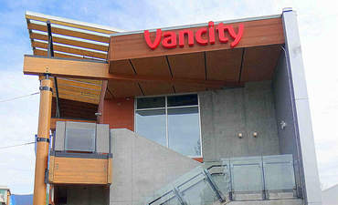 Vancity信用社的林恩谷村支部在北温哥华，加拿大