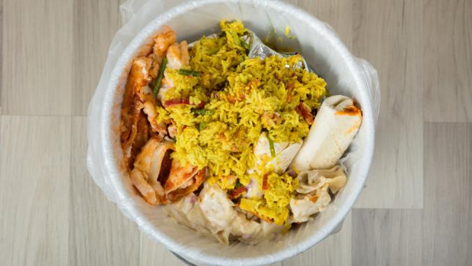 剩在垃圾桶的食物