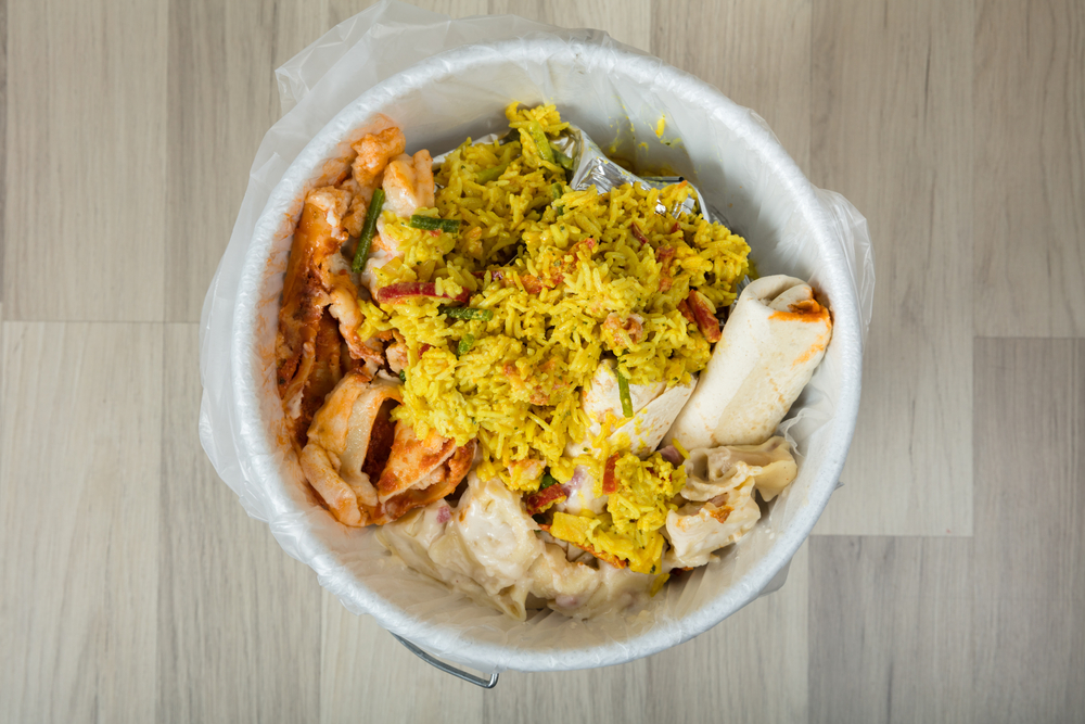 垃圾桶里剩下的食物