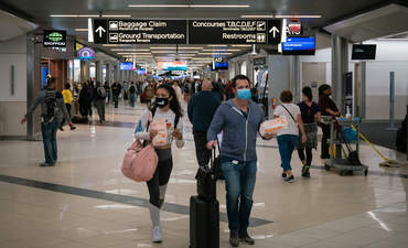 在亚特兰大Hartsfield-Jackson国际机场戴口罩传单