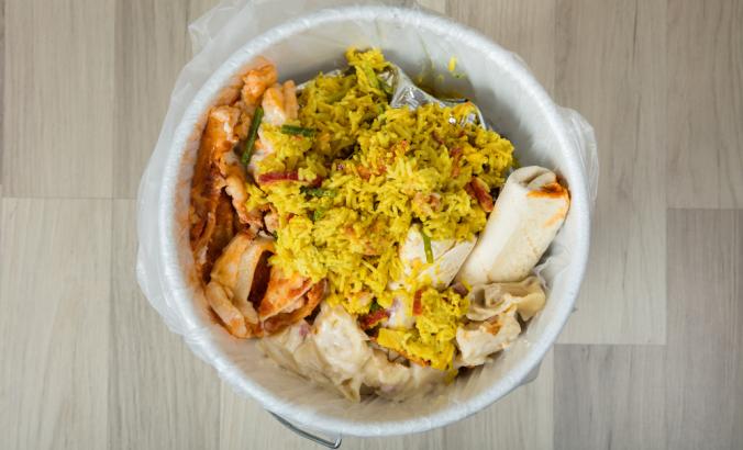 剩在垃圾桶的食物