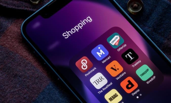 在iPhone上可以看到各种时尚的购物应用程序，包括Poshmark，Mercari，Explup，Realreal，Vesiaire，Tradesy，Tradesy，Rebag，DePop和Threadup。